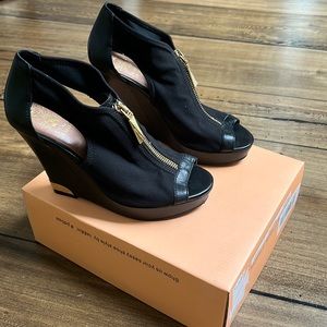 black vince camuto size 6 wedge open toe shoes